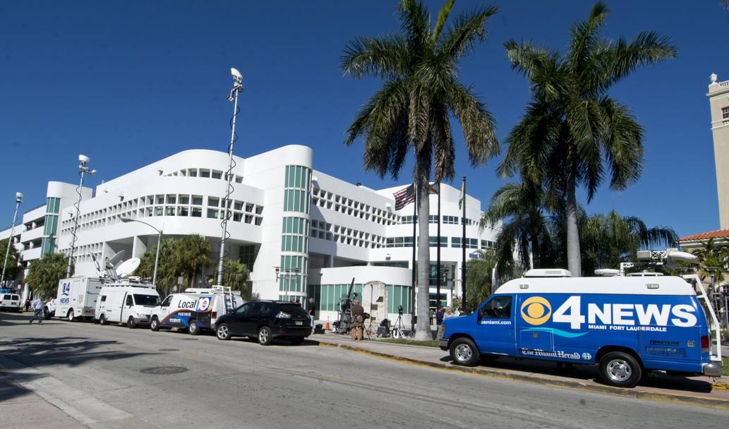 I media assediano la centrale di polizia di Miami. Reuters